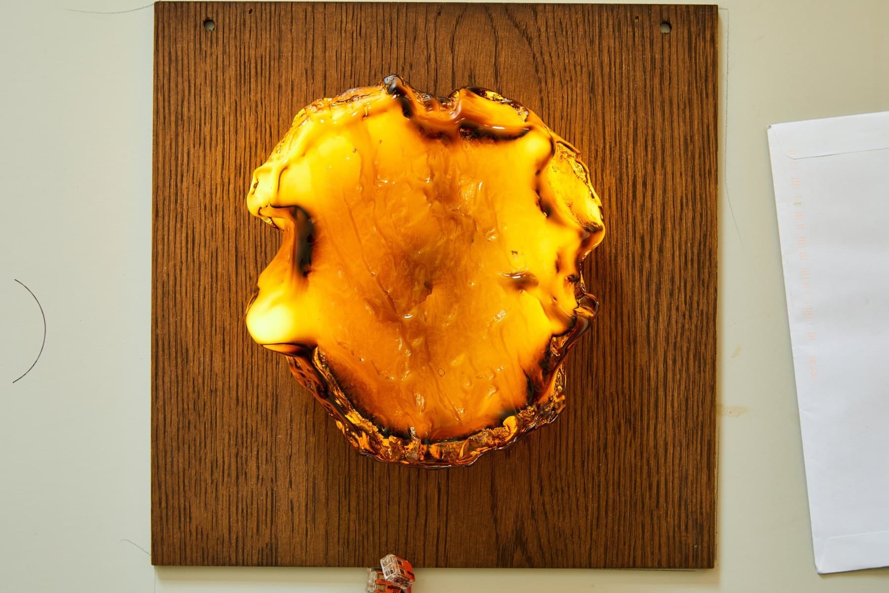 Butter yellow pour, lit, on oak