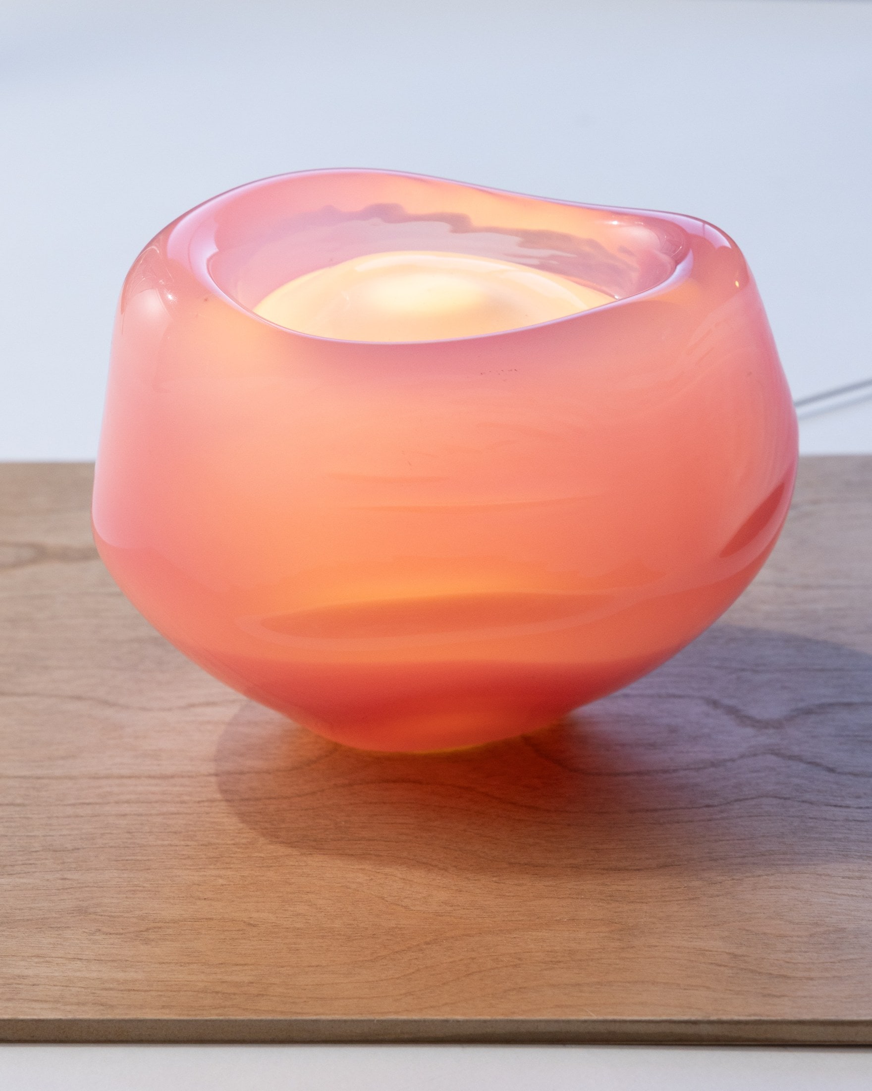 Pink pour, table light, lit