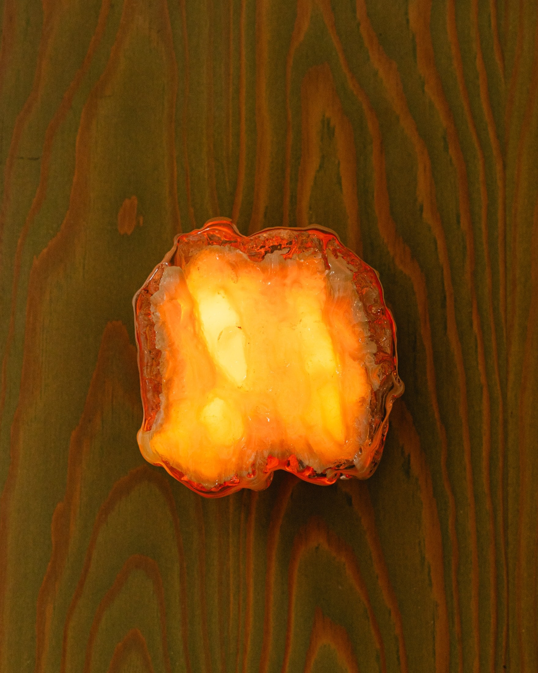 Orange pour, lit, on olive fir